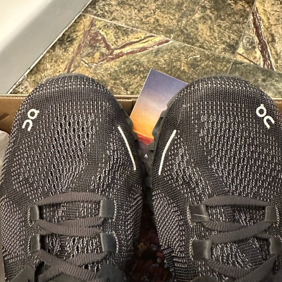 ON Tennis Shoes size 7 1/2 Excellent condition as pictured - Picture 7 of 16